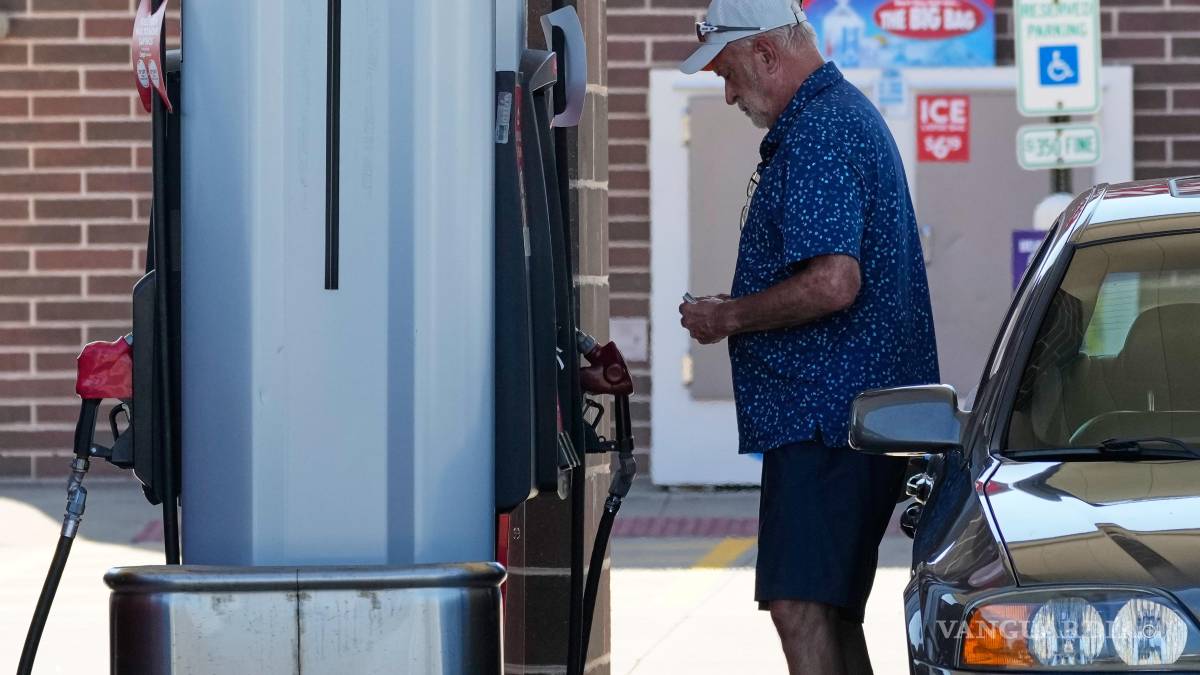 La gasolina en EU vuelve a promediar 4 dólares por galón tras ataques