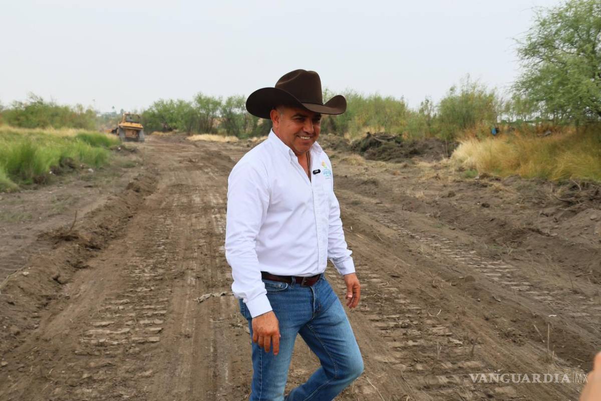 Supervisa alcalde de Sabinas obras municipales en colonia Atenas l