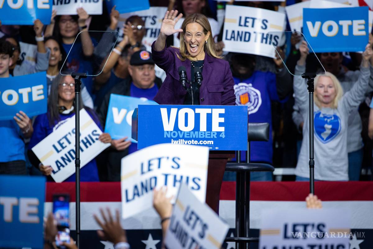 $!La candidata demócrata a gobernadora de Nueva Jersey, Mikie Sherrill, llega para hablar en su mitin durante un acto de campaña con el expresidente Barack Obama.