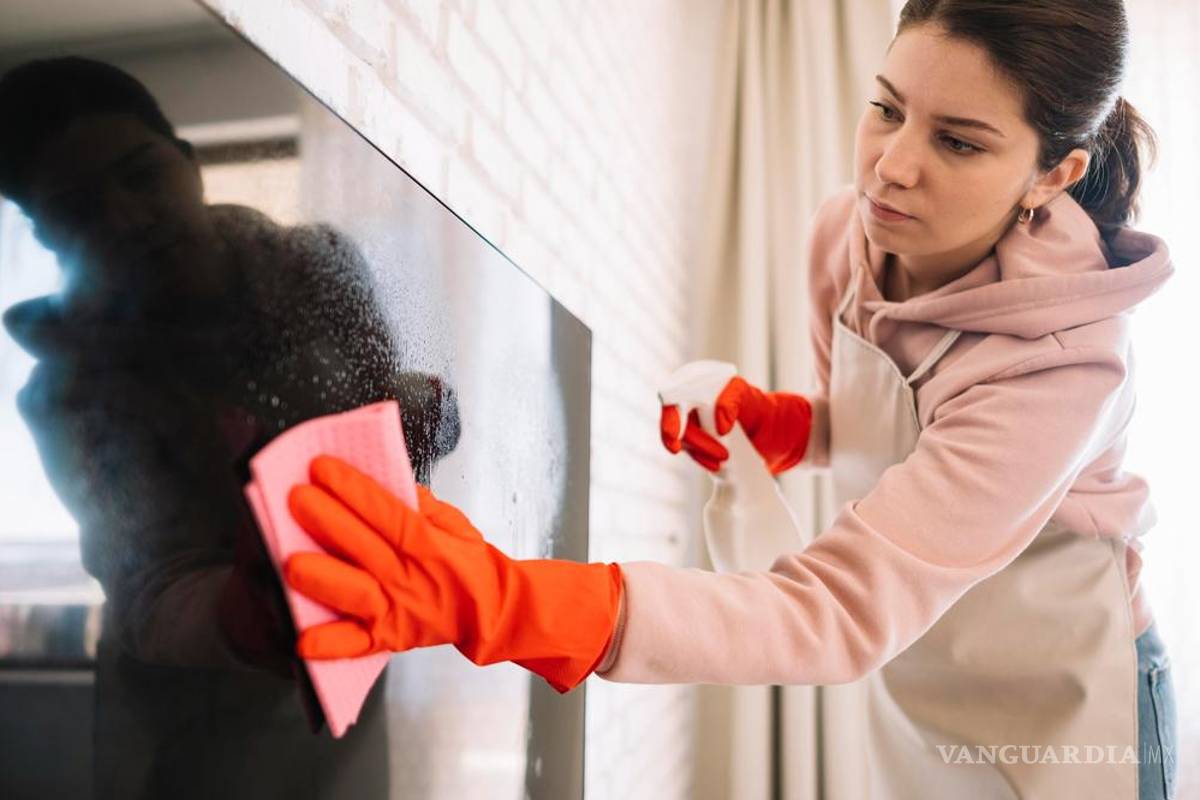 ¿Cómo limpiar la pantalla de tu televisor para evitar daños?