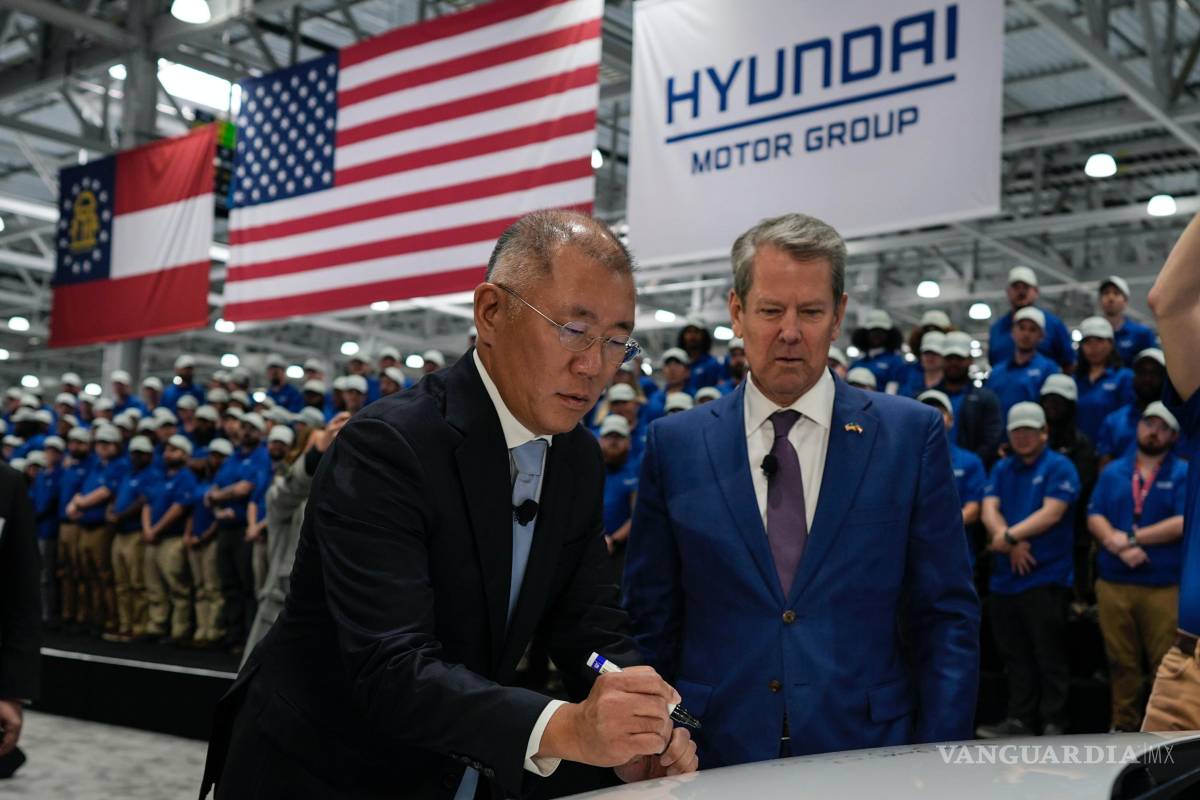 $!Euisun Chung, CEO de Hyundai Motor Company y el gobernador de Georgia, Brian Kemp, en la inauguración en la Metaplant America de Hyundai Motor Group.