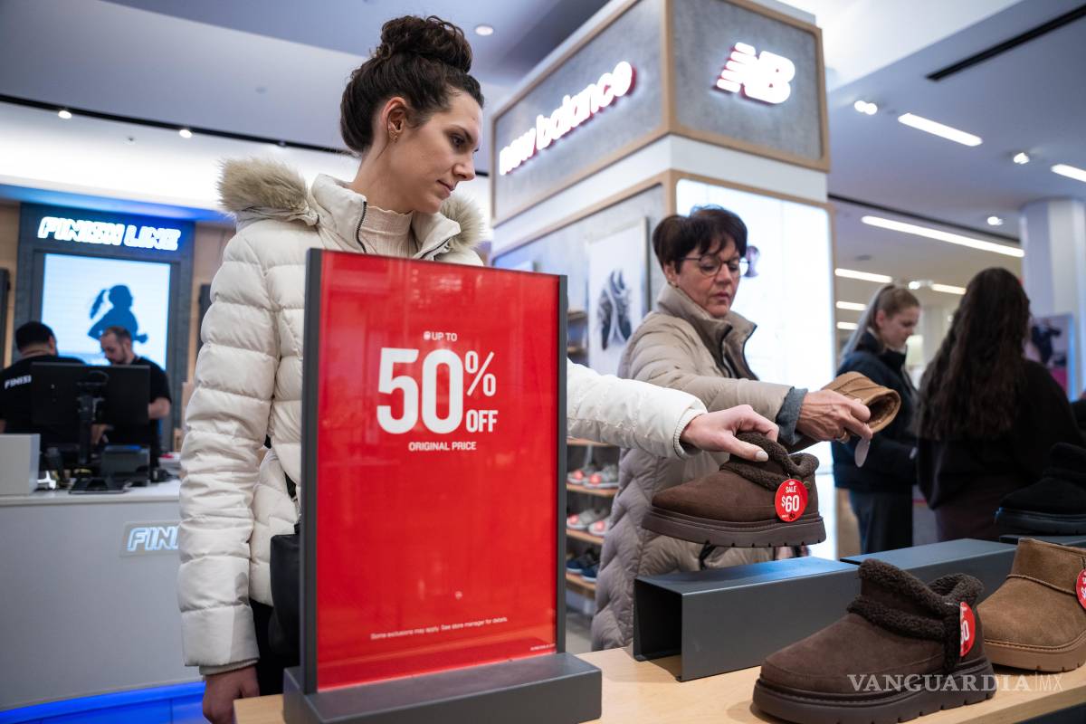 $!Los compradores del Viernes Negro miran zapatos en la tienda insignia de Macy’s en Nueva York el viernes 28 de noviembre de 2025.