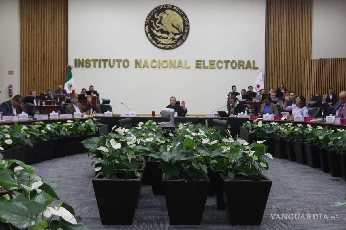 Perfila INE multas a 121 juzgadores que aparacieron en ‘acordeones’ para elección