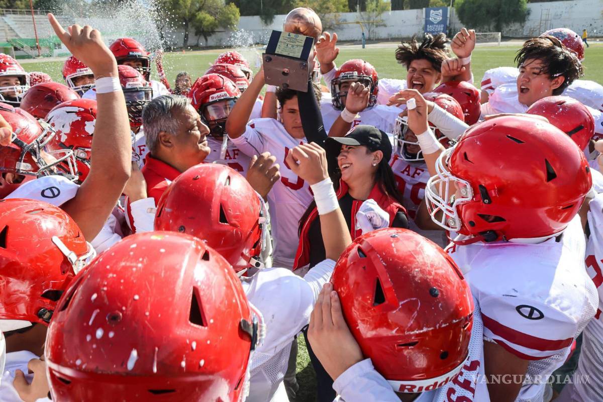 $!Ateneo Blanco levantó el trofeo del Grupo B tras imponerse 42-6 a los Búhos de la Preparatoria Mariano Narváez González.