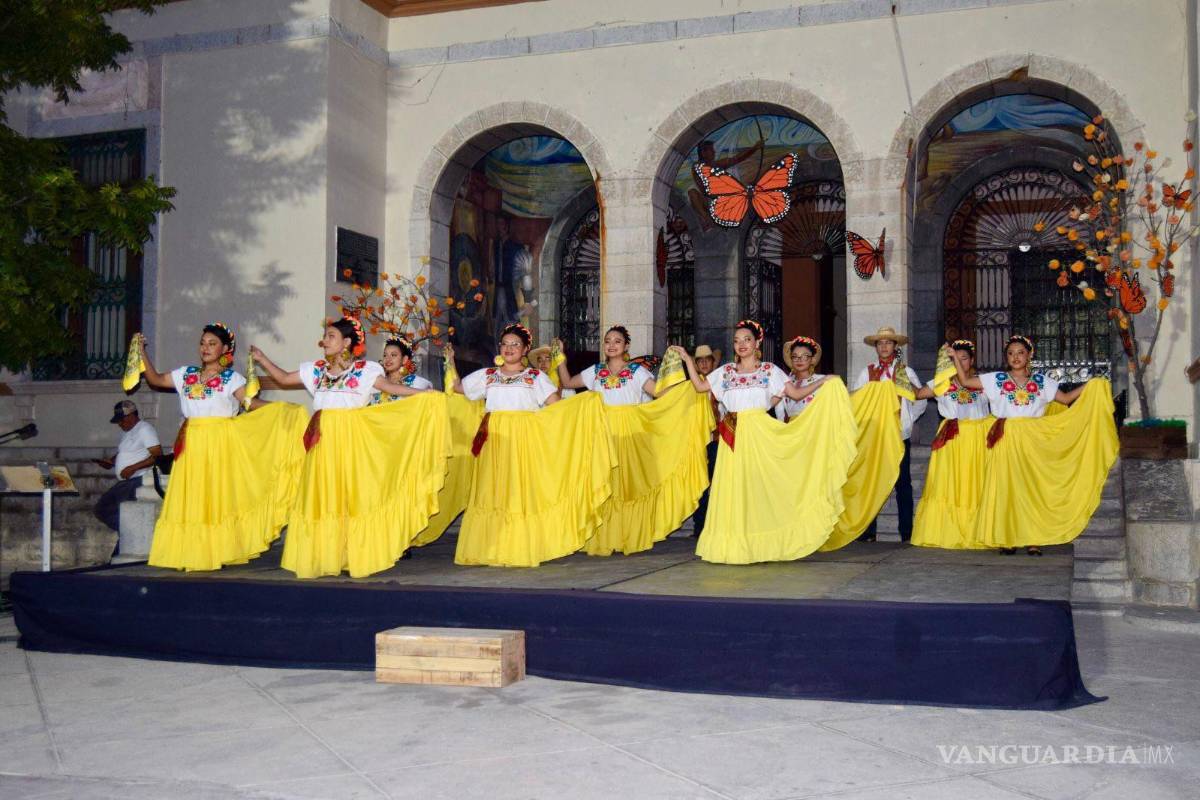 $!Participantes del ballet folclórico ofrecieron un colorido espectáculo durante la bienvenida de la mariposa monarca en Cuatro Ciénegas.