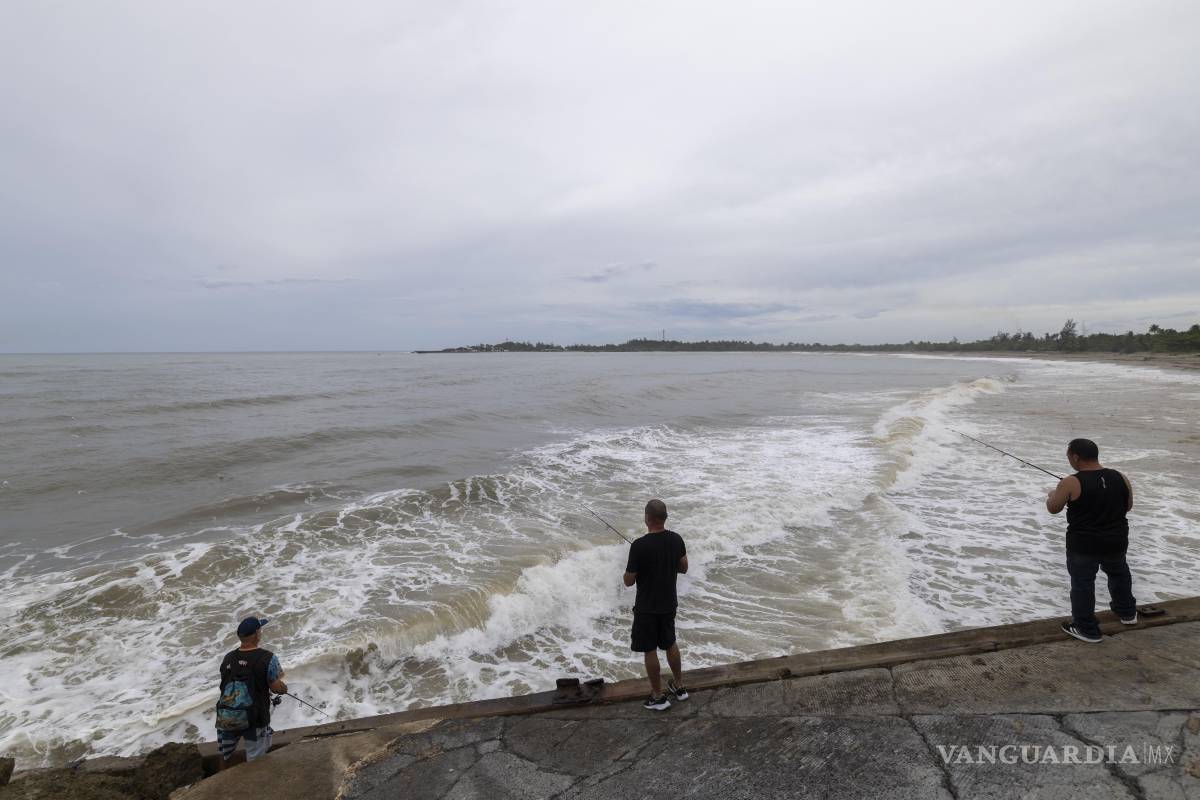 $!Gente pescando junto a la costa en Arecibo, Puerto Rico, mientras el huracán Erin provoca lluvias en la zona.