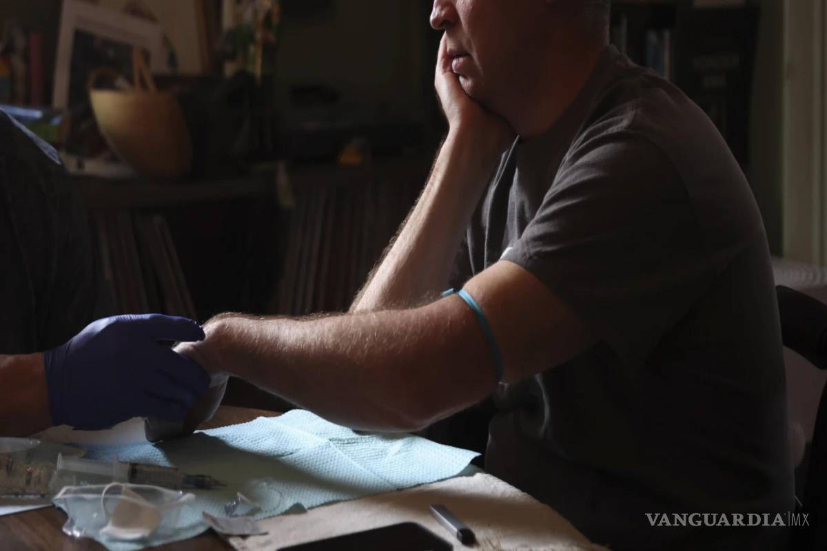 $!Jake Heinrichs se prepara para su tratamiento con un fármaco experimental anti-amiloide para el Alzheimer en su casa de Nueva York, el 12 de marzo de 2025.