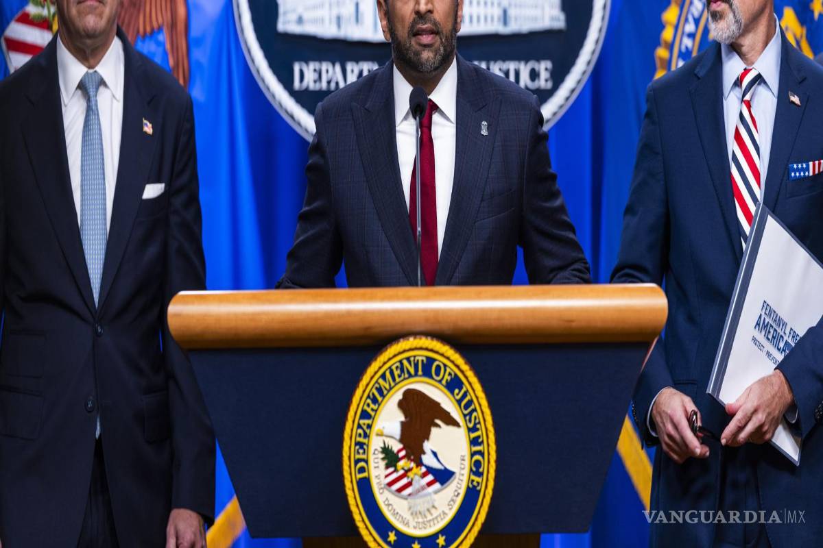 $!El director del FBI de EE. UU., Kash Patel (c), habla con los periodistas en Washington, D.C.