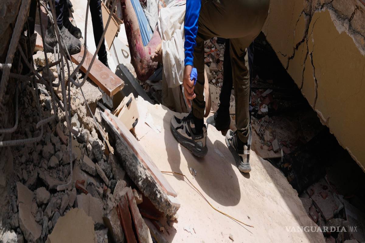 $!Los residentes recuperan un cuerpo de entre los escombros dos días después de que los terremotos azotaran La Guaira, Venezuela.