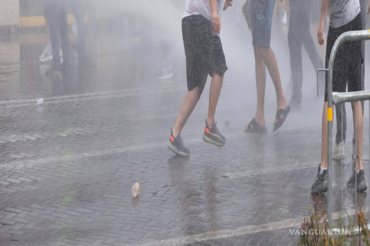 $!La policía despersa a los manifestantes con un cañón de agua en una protesta en Tirana, en contra de un proyecto de lujo de Jared Kushner e Ivanka Trump.