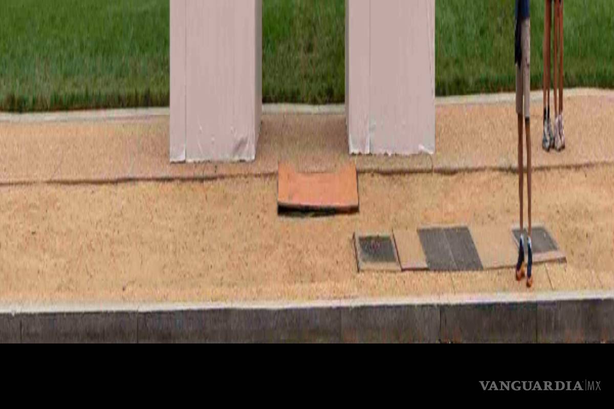 $!AUna maqueta del Arco del Triunfo propuesto por el presidente de EU, Donald Trump, se exhibe en el complejo de monumentos National Mall, en Washington.