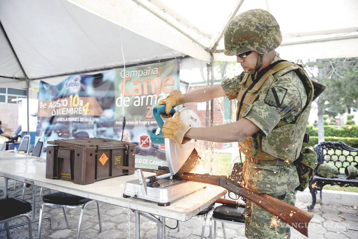 $!El hombre que convierte armas en arte