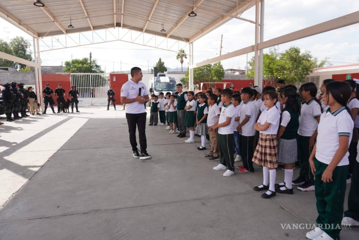 $!El Comisionado Miguel Ángel Garza Félix informó que esperan entregar 500 mochilas en zonas urbanas y rurales.