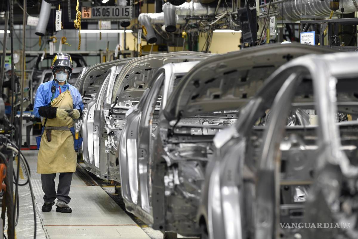 $!Un trabajador ensambla vehículos en la planta de ensamblaje de automóviles Toyota Tsutsumi en Toyota, cerca de Nagoya, en el centro de Japón.