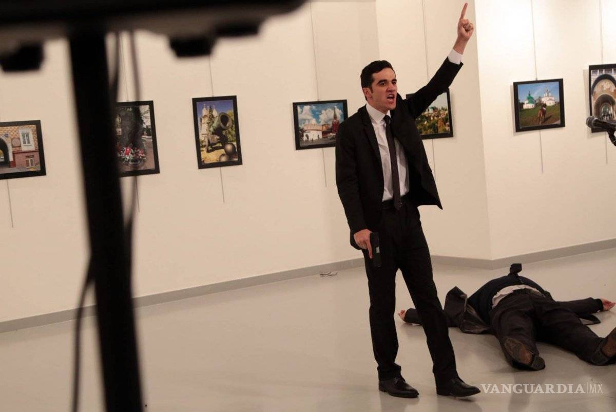 $!Al grito de "Alepo, venganza" matan al embajador ruso en Turquía