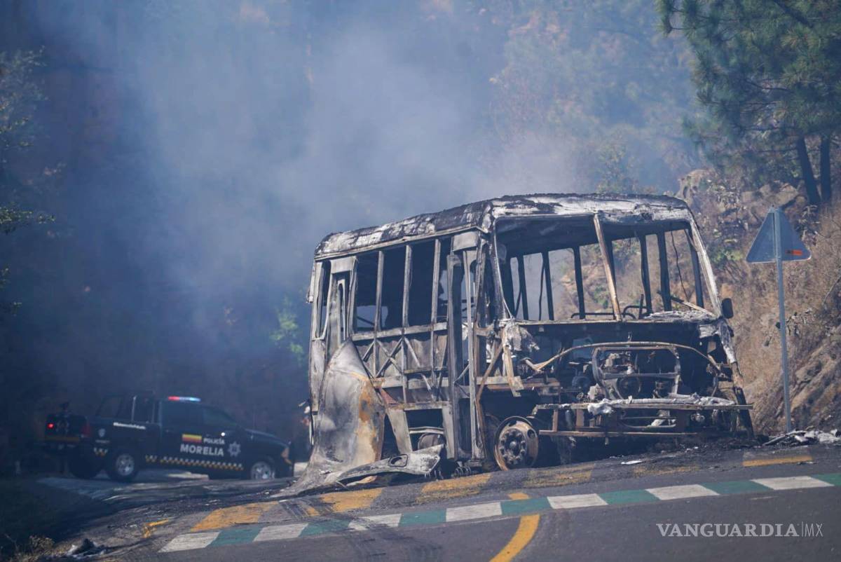 $!MORELIA, MICHOACÁN, 22FEBRERO2026.- Incendio de autos y camiones se suscitaron tras la noticia de que fue abatido Nemesio Oseguera “Alias El Mencho”, por parte de elementos del Ejército México, durante un operativo en Tapalpa, Jalisco. El líder del Cártel Jalisco Nueva Generación fue herido de gravedad cuando era trasladado a la Ciudad de México, según lo confirmo la SEDENA. Tras estos hechos en diversos estados, como en Michoacán, se registraron bloqueos e incendios. Policía Estatal y fuerzas federales iniciaron con recorridos por las zonas afectadas para retirar los vehículos y restablecer la circulación. FOTO: JUAN JOSÉ ESTRADA SERAFÍN/CUARTOSCURO.COM