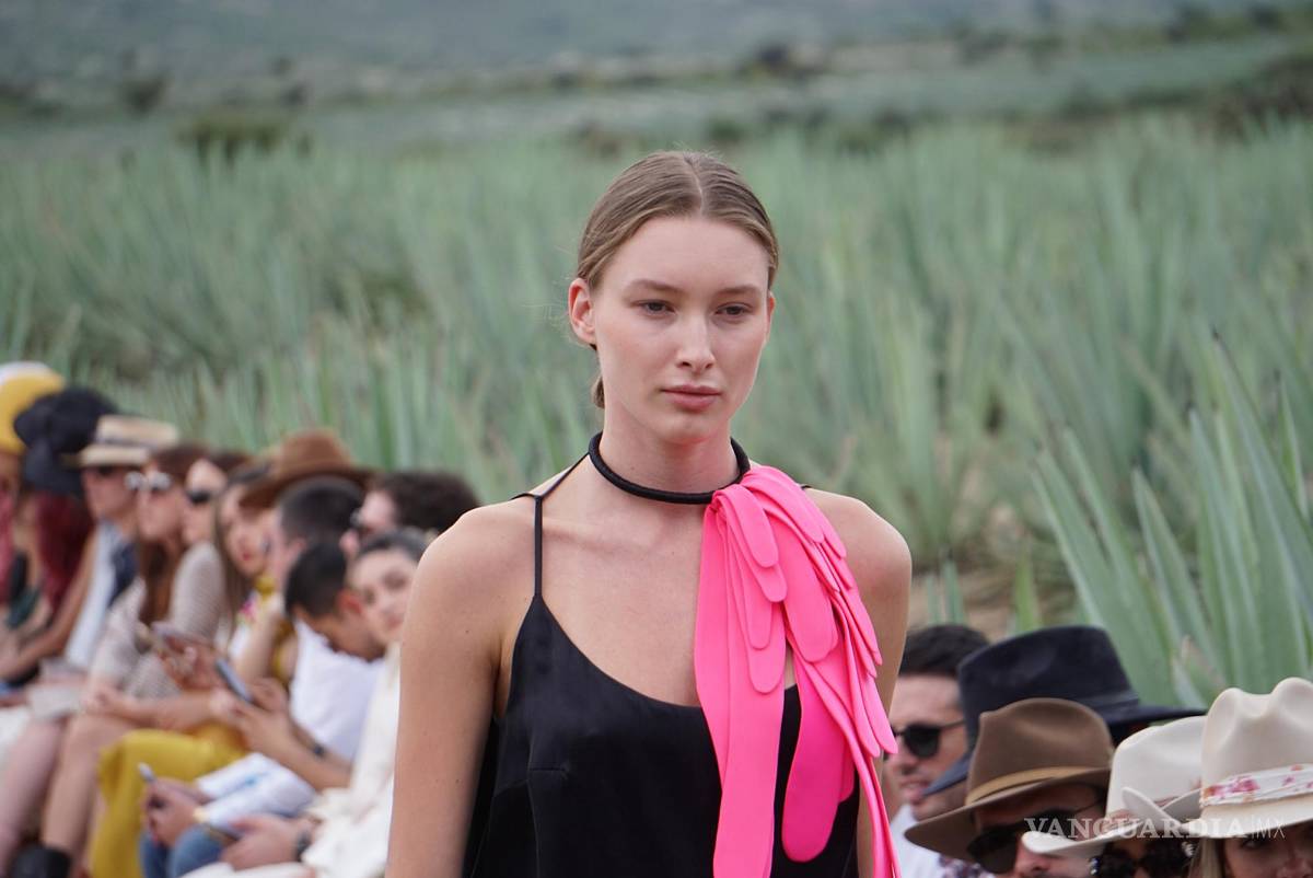$!Una modelo luce una prenda del diseñador mexicano Kris Goyri en el Mercedes-Benz Fashion Week en el municipio de Mitla, estado de Oaxaca (México).
