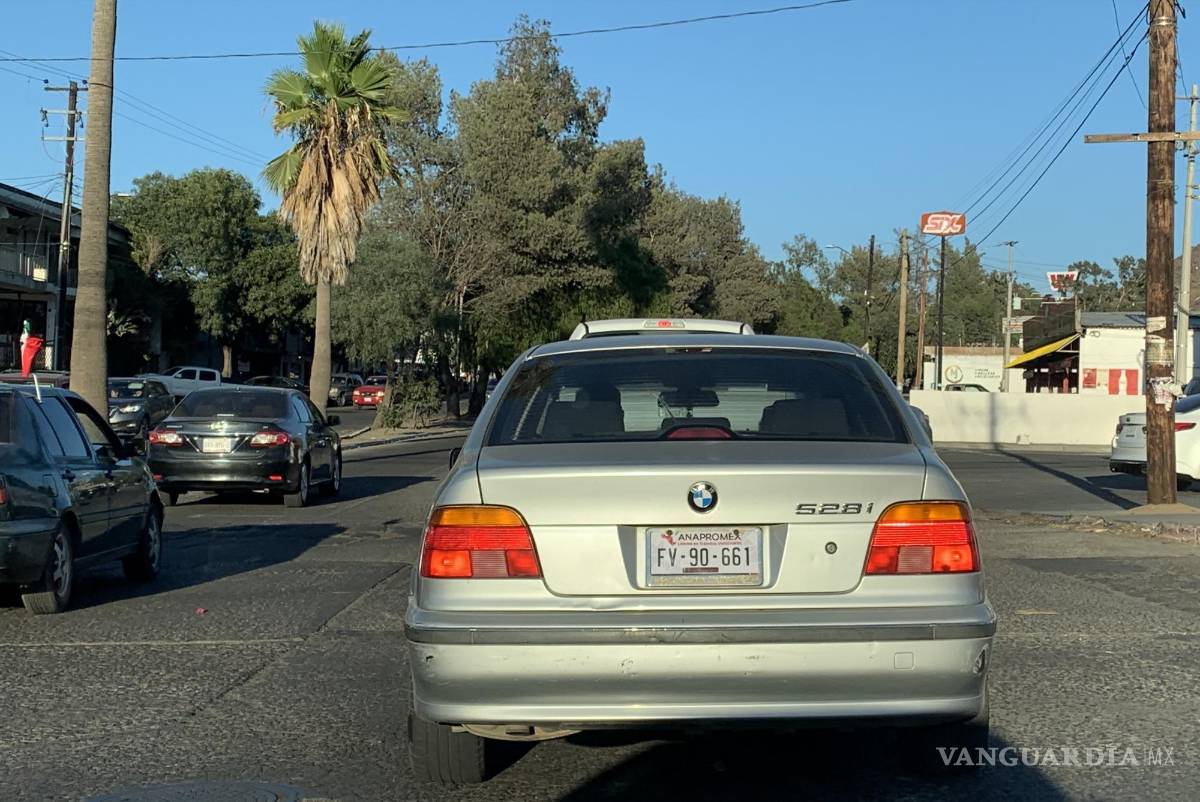 $!Un auto como el de la gráfica, pero nacional, oscila en los 395 mil pesos (19,750 dólares), pero en el mercado chocolate se puede adquirir en unos 110 mil pesos (5,500 dólares). Foto: cortesía.