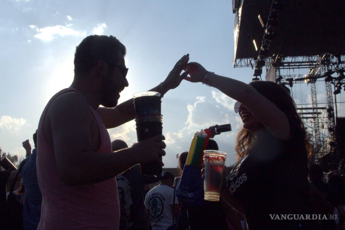 $!La Santanera pone a bailar a todos y el Vive Latino lo sabe, lo sabe