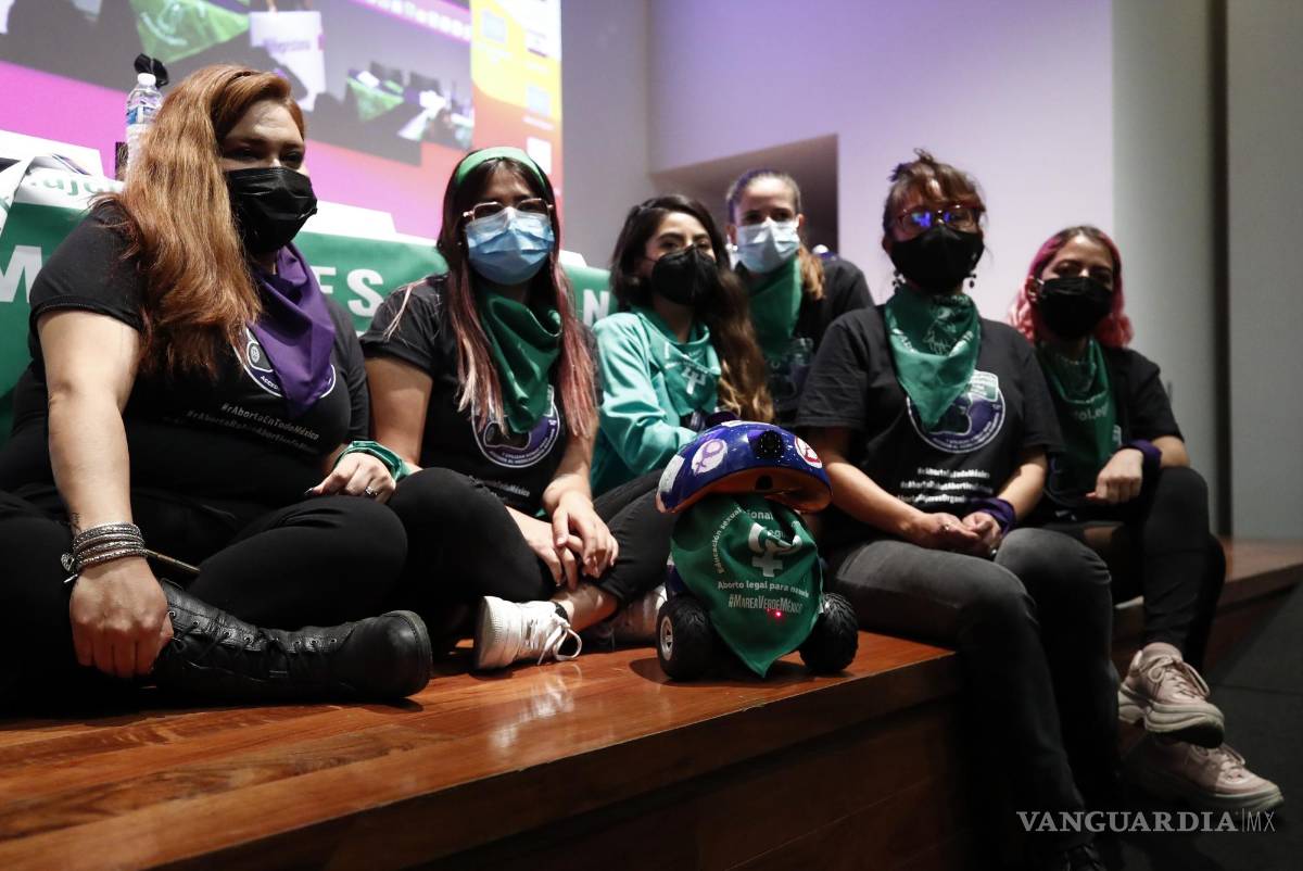 $!Un grupo de feministas presentan hoy el robot bautizado como “RAborta” durante una rueda de prensa en el Museo de la Memoria y la Tolerancia, de la Ciudad de México (México). EFE/José Méndez
