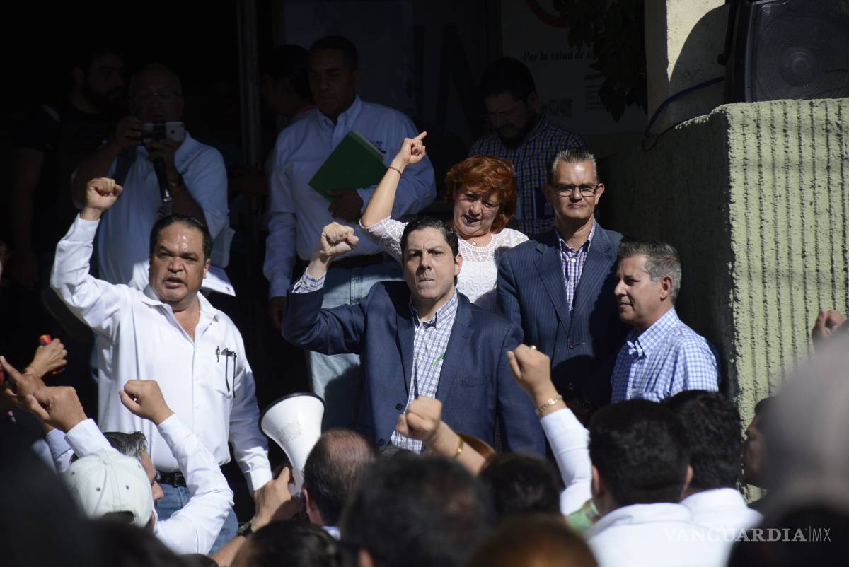 $!Trabajadores del IMSS protestan por saturación de unidades médicas de Coahuila