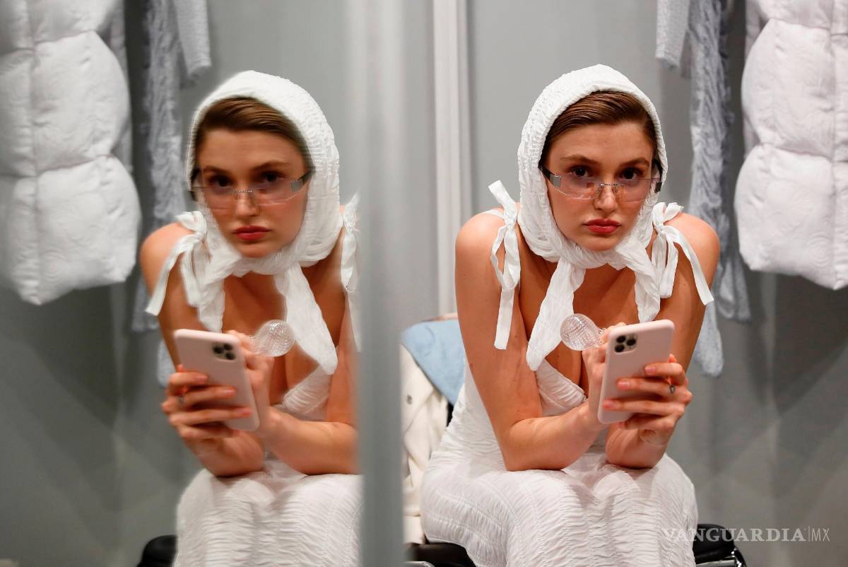 $!Una modelo consultando su celular. EFE/Mariscal