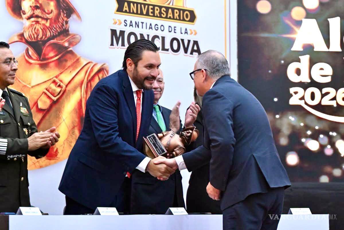 $!Carlos Villarreal encabezó la ceremonia cívica con motivo del 337 aniversario de Monclova, acompañado por autoridades municipales y representantes de la Región Centro-Desierto.