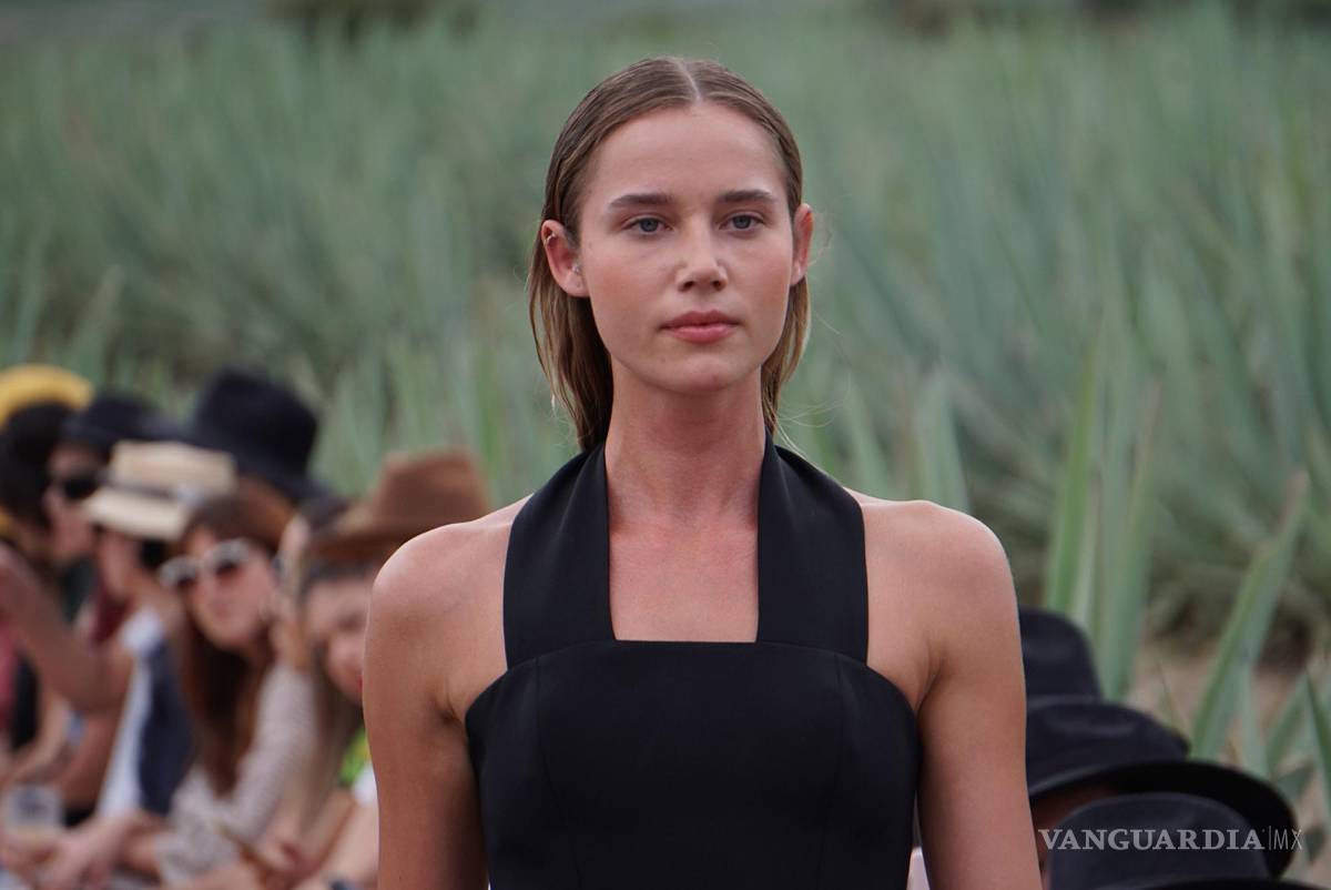 $!Una modelo luce una prenda del diseñador mexicano Kris Goyri en el Mercedes-Benz Fashion Week en el municipio de Mitla, estado de Oaxaca (México).