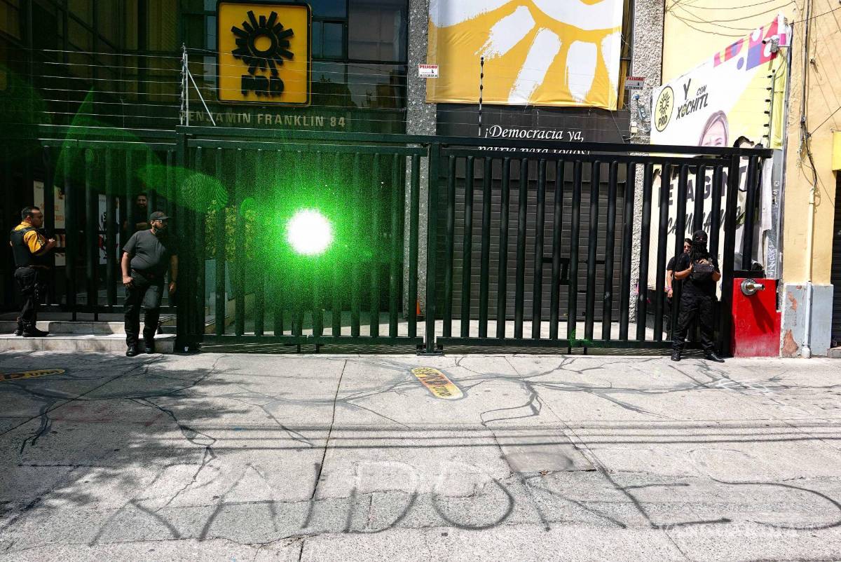 $!Supuestos elementos de seguridad privada resguardan el edificio que fungía como sede nacional del PRD, esto luego de que se notificara su pérdida de registro como partido político.
