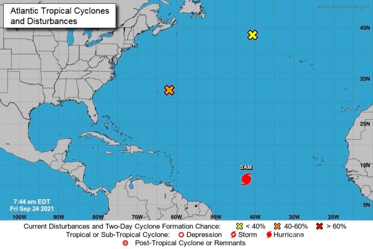 $!Imagen cedida hoy por la Oficina Nacional de Administración Oceánica y Atmosférica (NOAA) de Estados Unidos a través del Centro Nacional de Huracanes (NHC) donde se muestra la localización del huracán Sam (abajo) en el Atlántico. EFE/Noaa-nhc