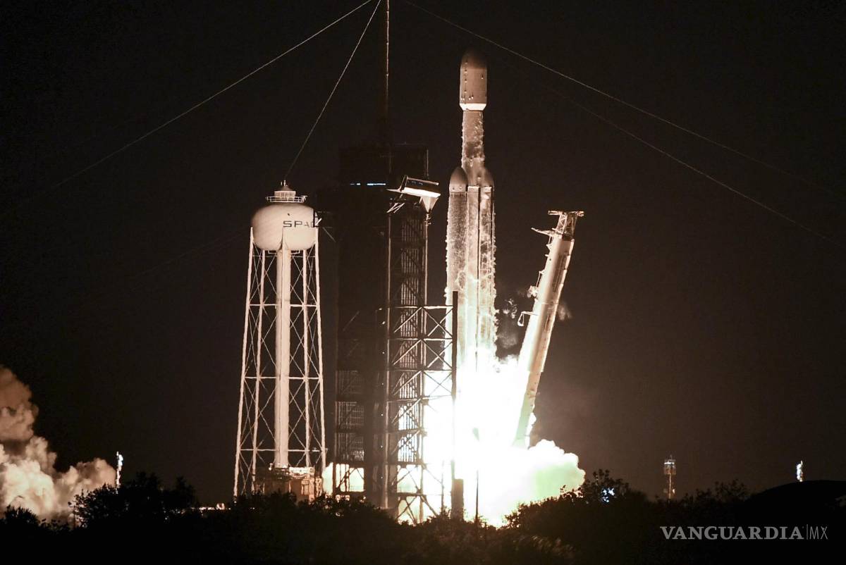 $!Un Falcon Heavy de SpaceX despega de la plataforma 39A en el Centro Espacial Kennedy, en Cabo Cañaveral, Florida.