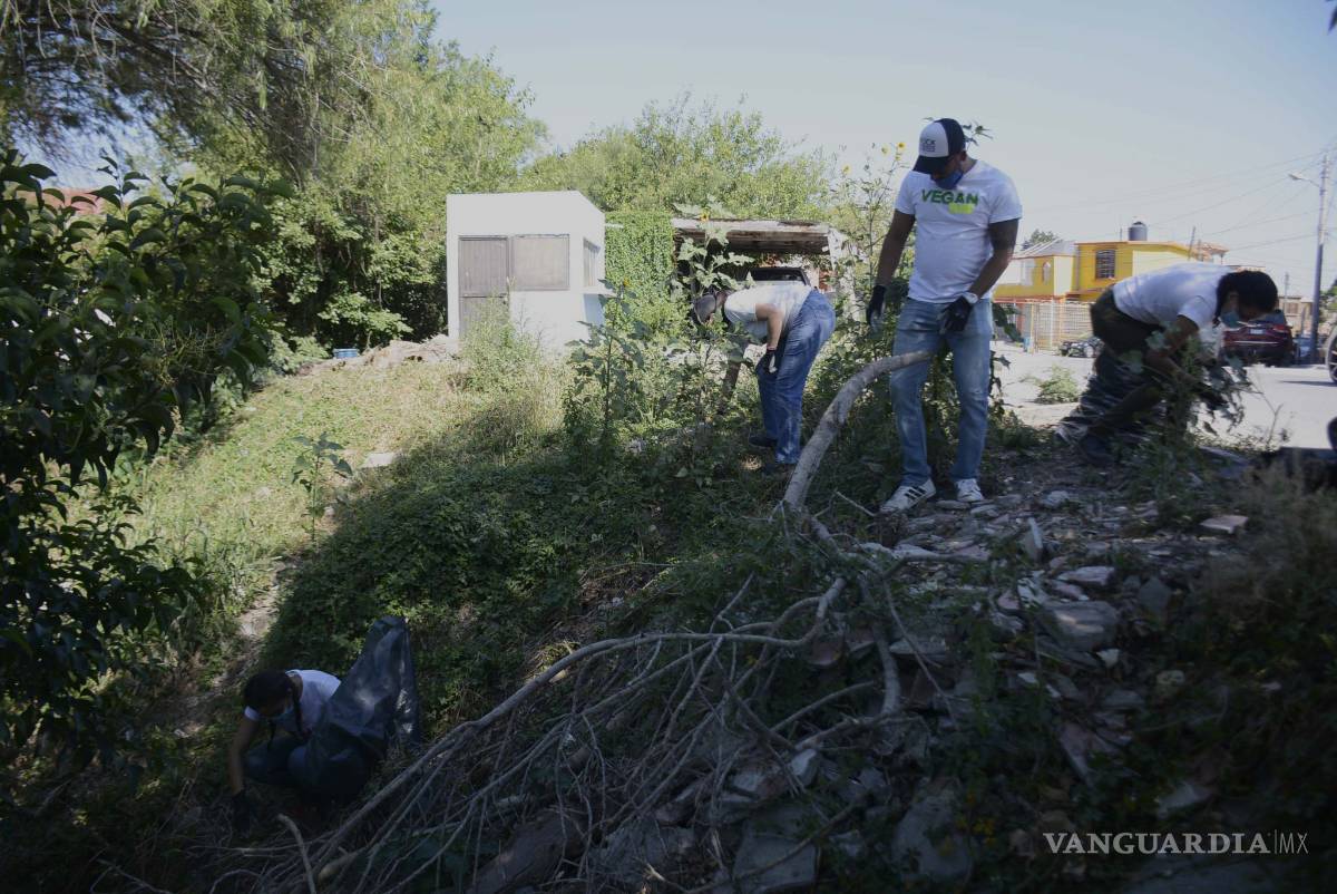 $!Convierten arroyo en el patio trasero de viviendas en colonias de Saltillo