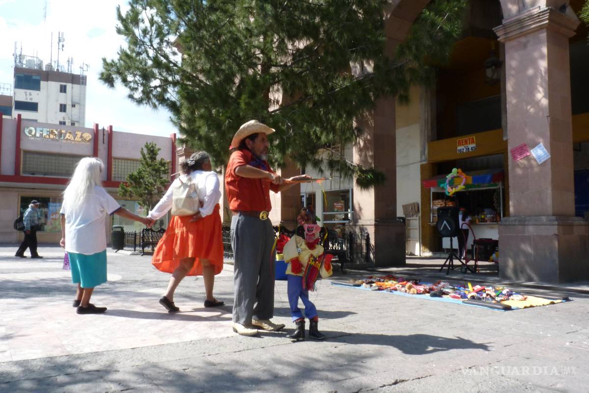 $!En días buenos, Pitoco puede sacar hasta 700 pesos, con los que se compra un pollito y paga la noche del hotel