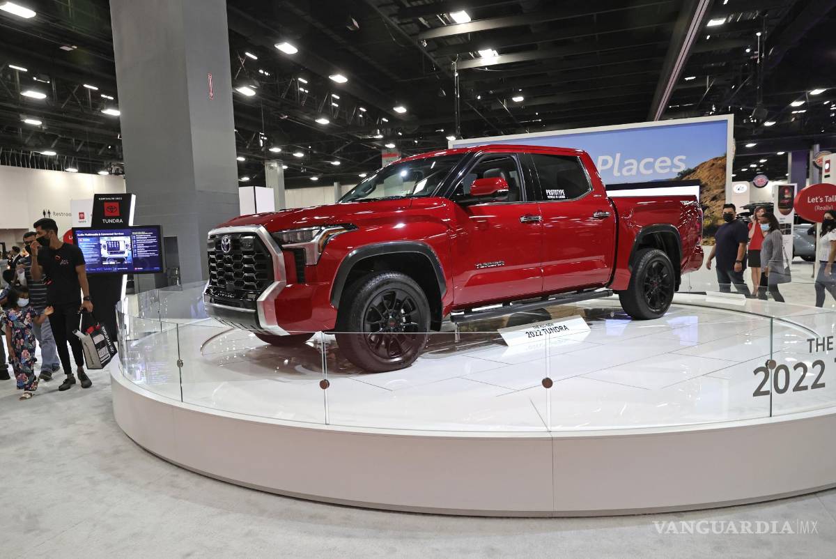 $!Los entusiastas de los automóviles caminan por el Toyota Tundra 2022 en el Miami International Auto Show en el Centro de Convenciones de Miami Beach el domingo 17 de octubre de 2021 en Miami Beach, Florida. (AP/David Santiago/Miami Herald