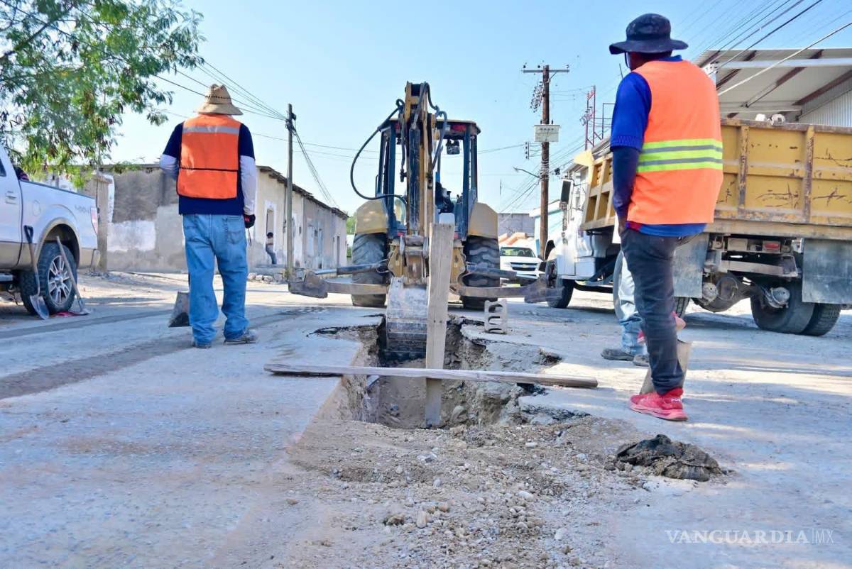 $!Trabajadores realizaban labores relacionadas con infraestructura hidráulica en uno de los sectores incluidos en las obras reportadas por el Municipio.