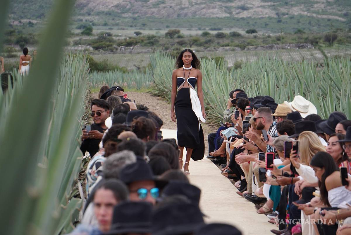 $!Una modelo luce una prenda del diseñador mexicano Kris Goyri en el Mercedes-Benz Fashion Week en el municipio de Mitla, estado de Oaxaca (México).