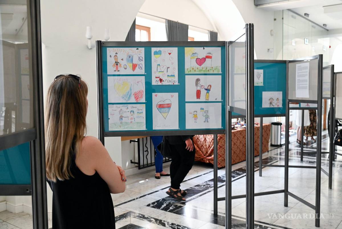 $!Una persona mira los dibujos de la exposición titulada ‘Guerra dibujada con un crayón’ en el Castillo de los Duques de Pomerania en Szczecin, Polonia.