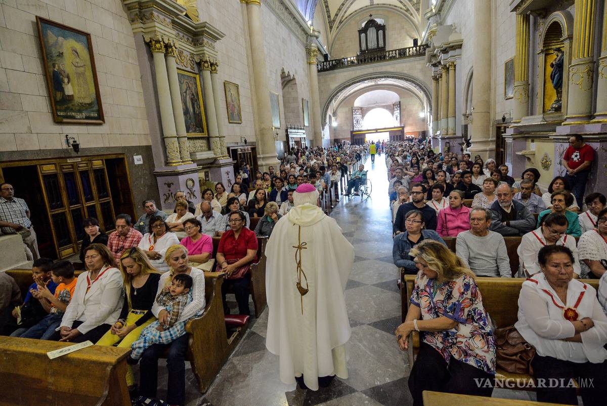 $!Obispo de Saltillo lava los pies a operarios de la Ciudad