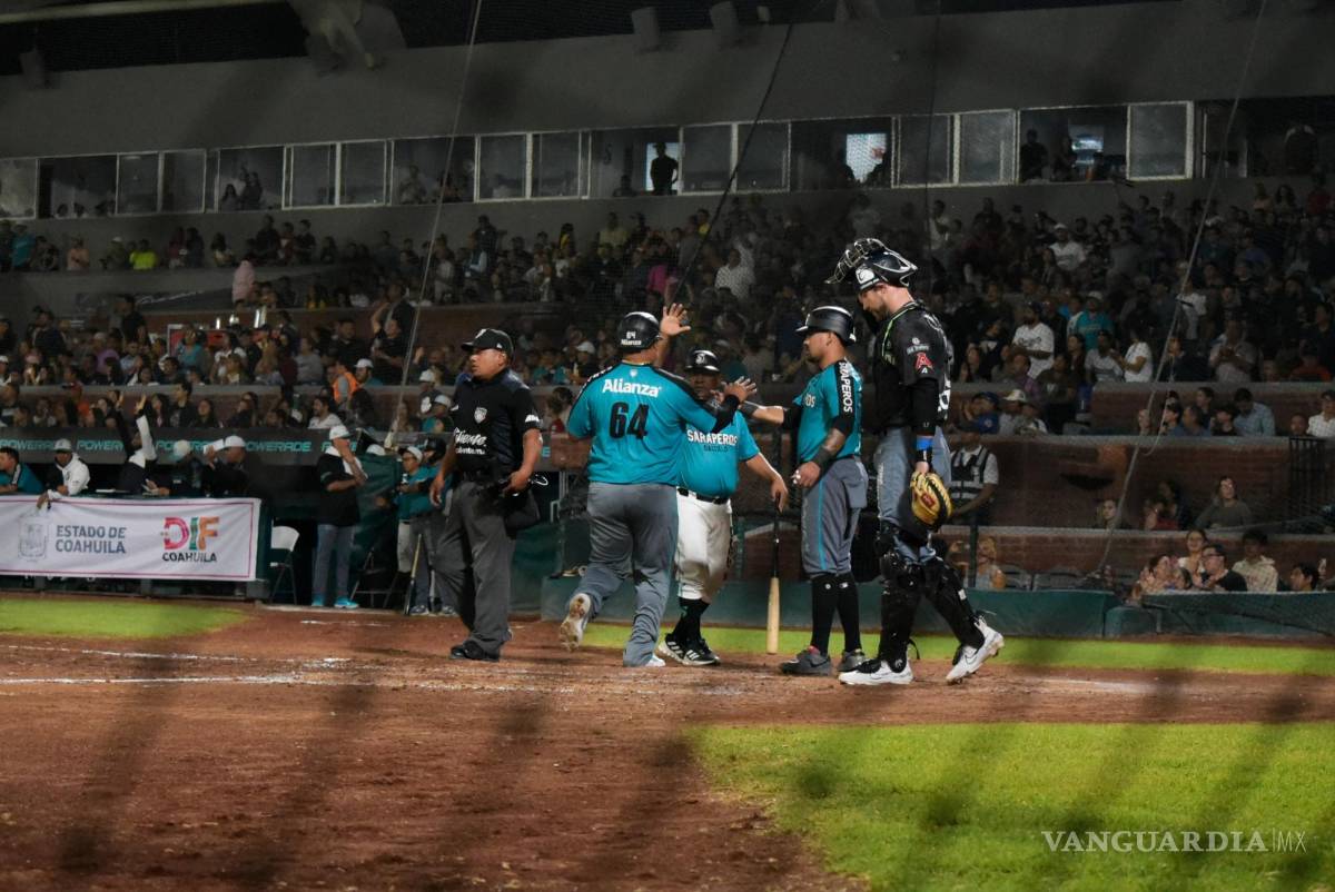 $!El equipo saltillense celebrando una carrera más a la cuenta.