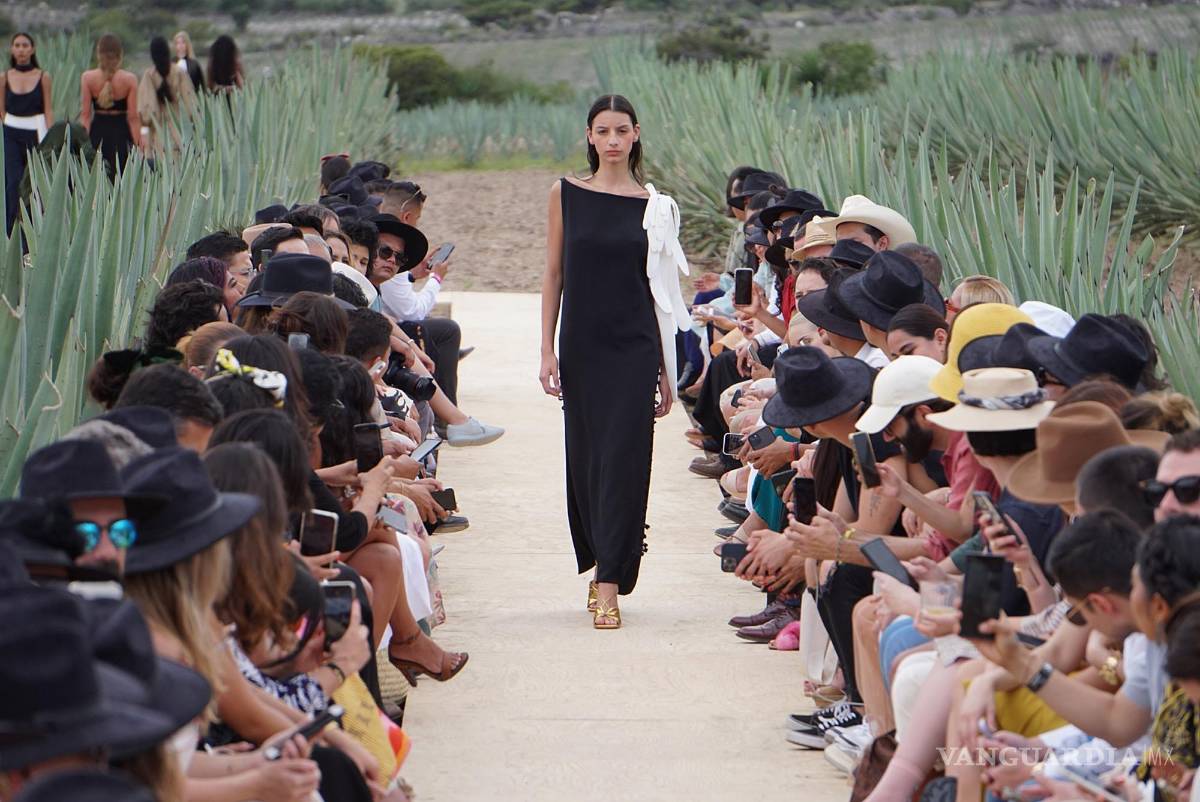 $!Una modelo luce una prenda del diseñador mexicano Kris Goyri en el Mercedes-Benz Fashion Week en el municipio de Mitla, estado de Oaxaca (México).