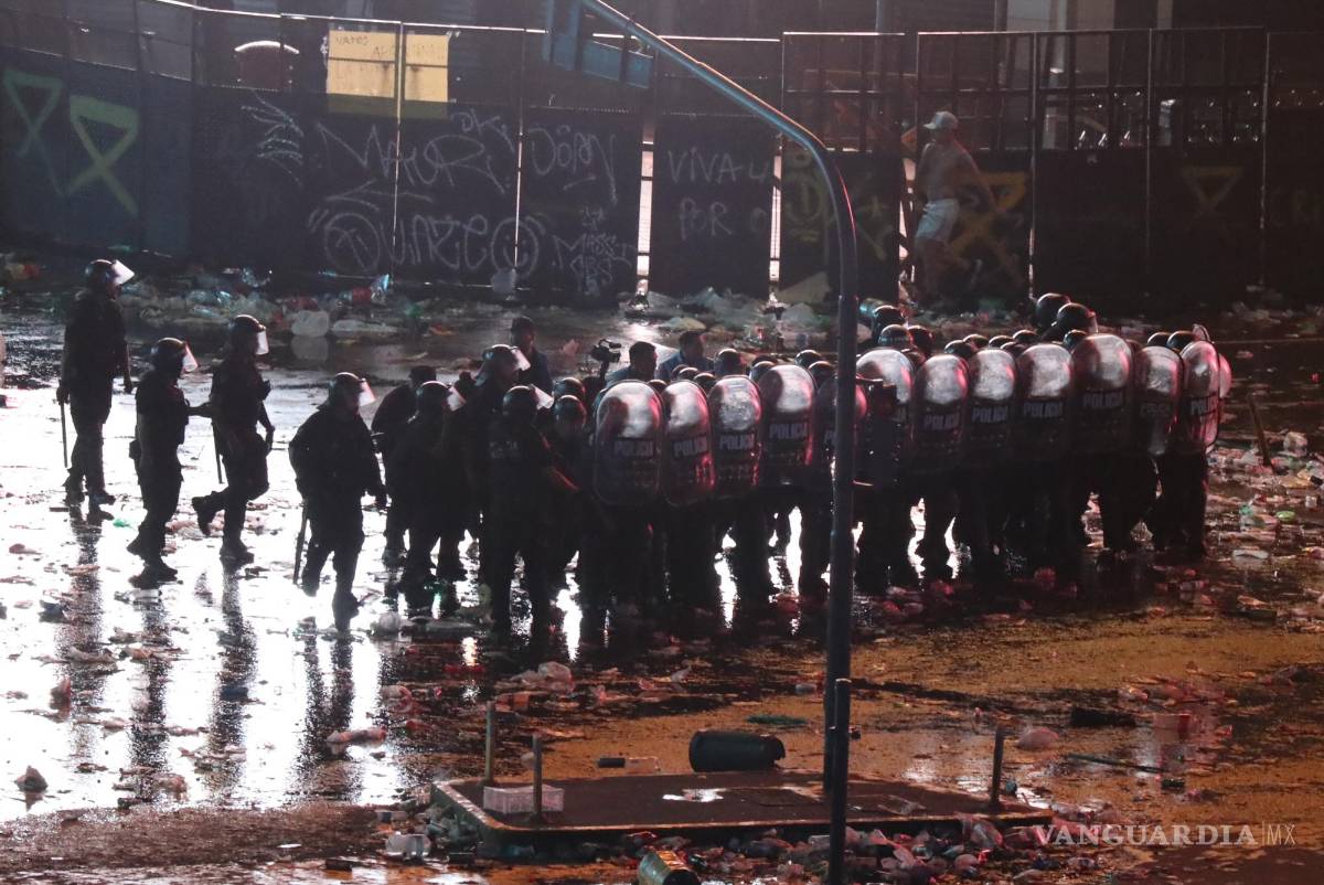 $!Integrantes de la Policía Argentina forman una barrera durante los disturbios tras las celebraciones por el triunfo de la selección en Qatar 2022 en Buenos Aires.