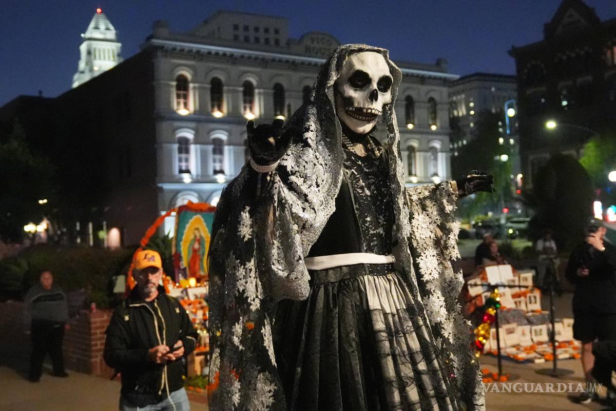 $!Un miembro del Teatro del Pueblo vestido como La Catrina interpreta la obra La Danza de la Muerte, dentro de las celebraciones del Día de Muertos en Olvera Street.