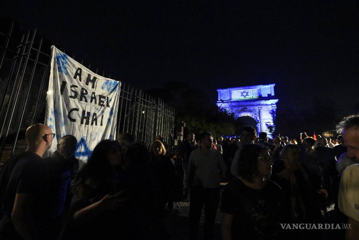 $!La gente participa en una procesión con antorchas organizada por Il Foglio para Israel cerca del Arco di Tito en Roma, Italia.