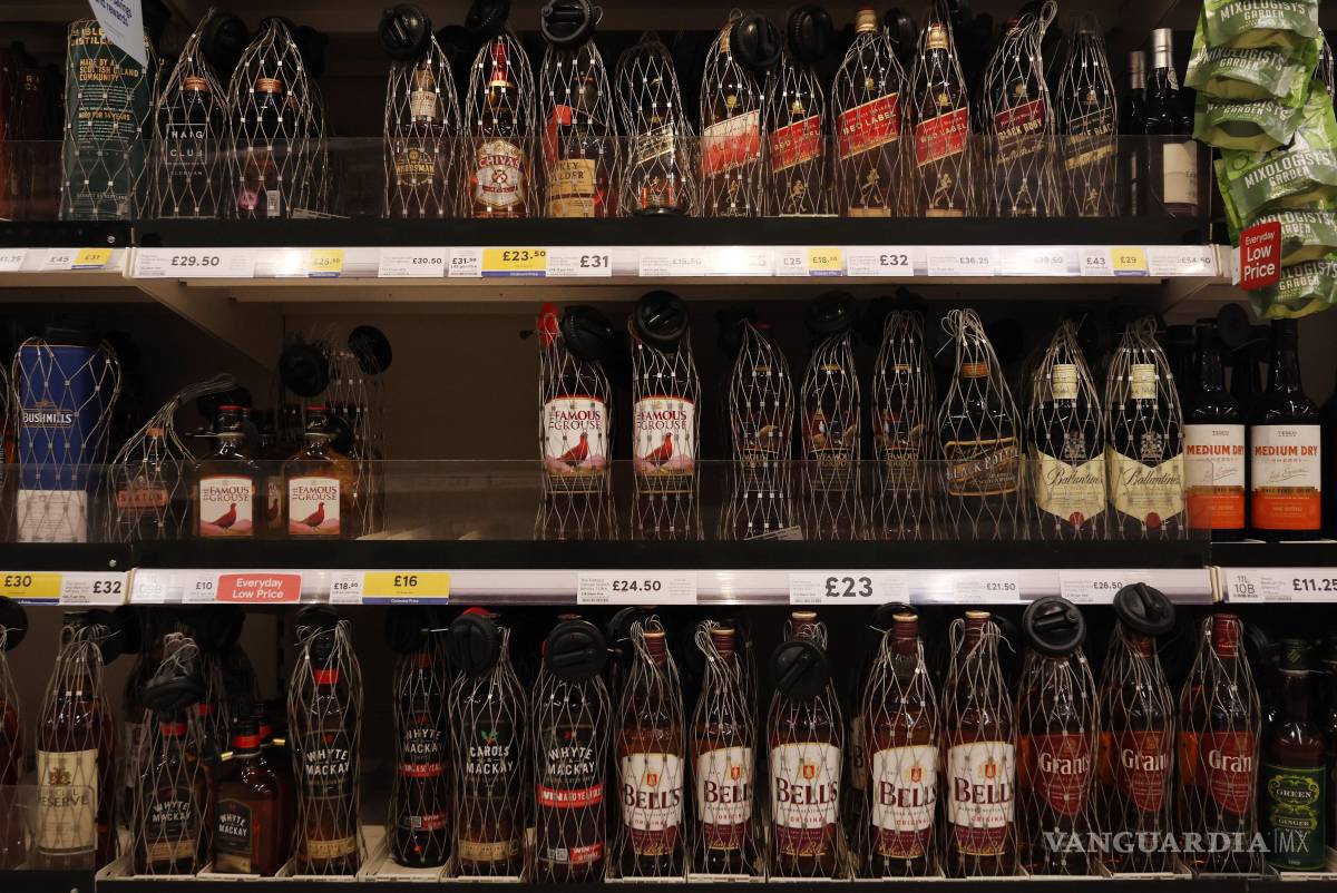 $!Whisky en los estantes de un supermercado en Londres. La administración estadounidense decidióo imponer nuevos aranceles del 10% al 12.5% a 60 países.