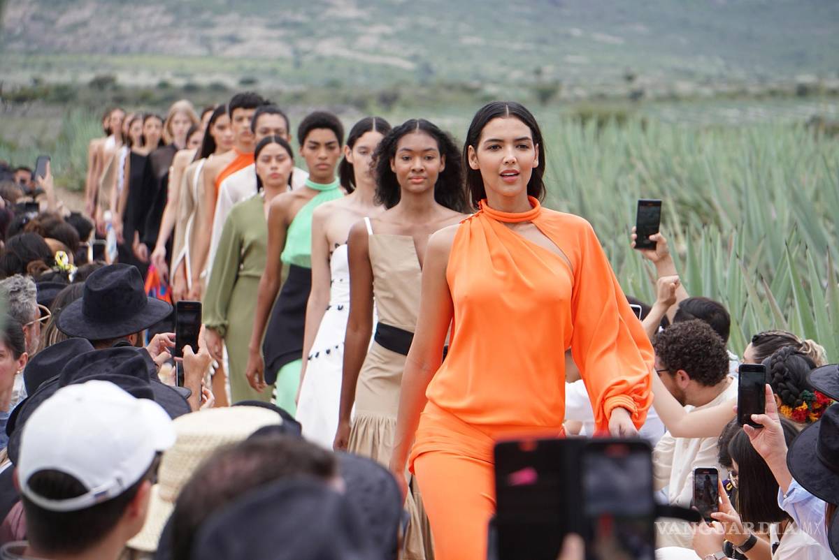 $!Modelos lucen prendas del diseñador mexicano Kris Goyri, durante las actividades del Mercedes-Benz Fashion Week en el municipio de Mitla, estado de Oaxaca.