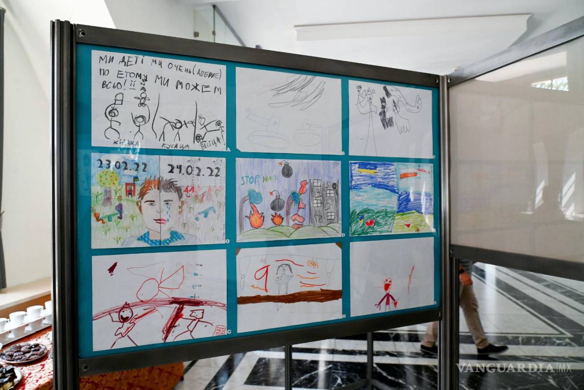 $!Dibujos hechos por niños ucranianos en la exposición titulada “Guerra dibujada con un crayón” en el Castillo de los Duques de Pomerania en Szczecin, Polonia.