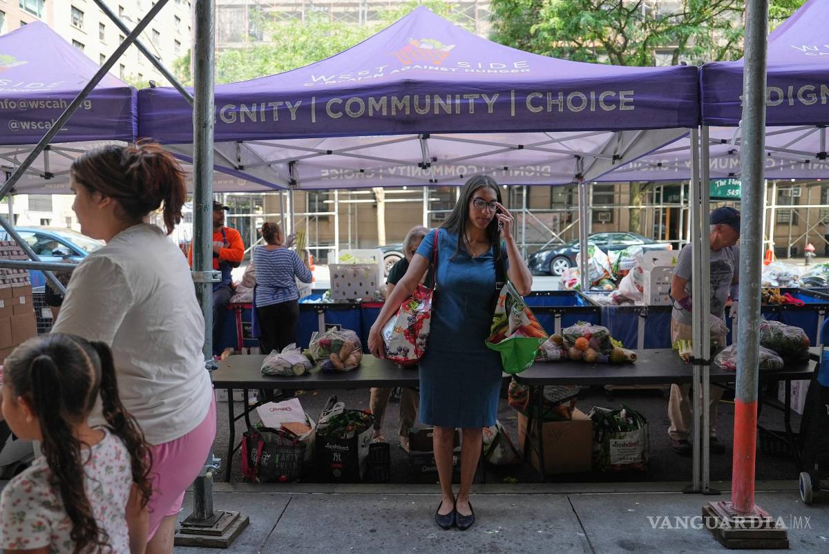 $!Marlyn Garcia recoge comida en el centro de distribución de West Side Campaign Against Hunger en Nueva York, el martes 30 de junio de 2026.