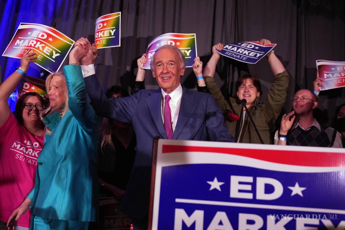 $!El senador demócrata Edward Markey junto a su esposa, Susan Blumenthal, tras ganar la nominación demócrata en Boston.