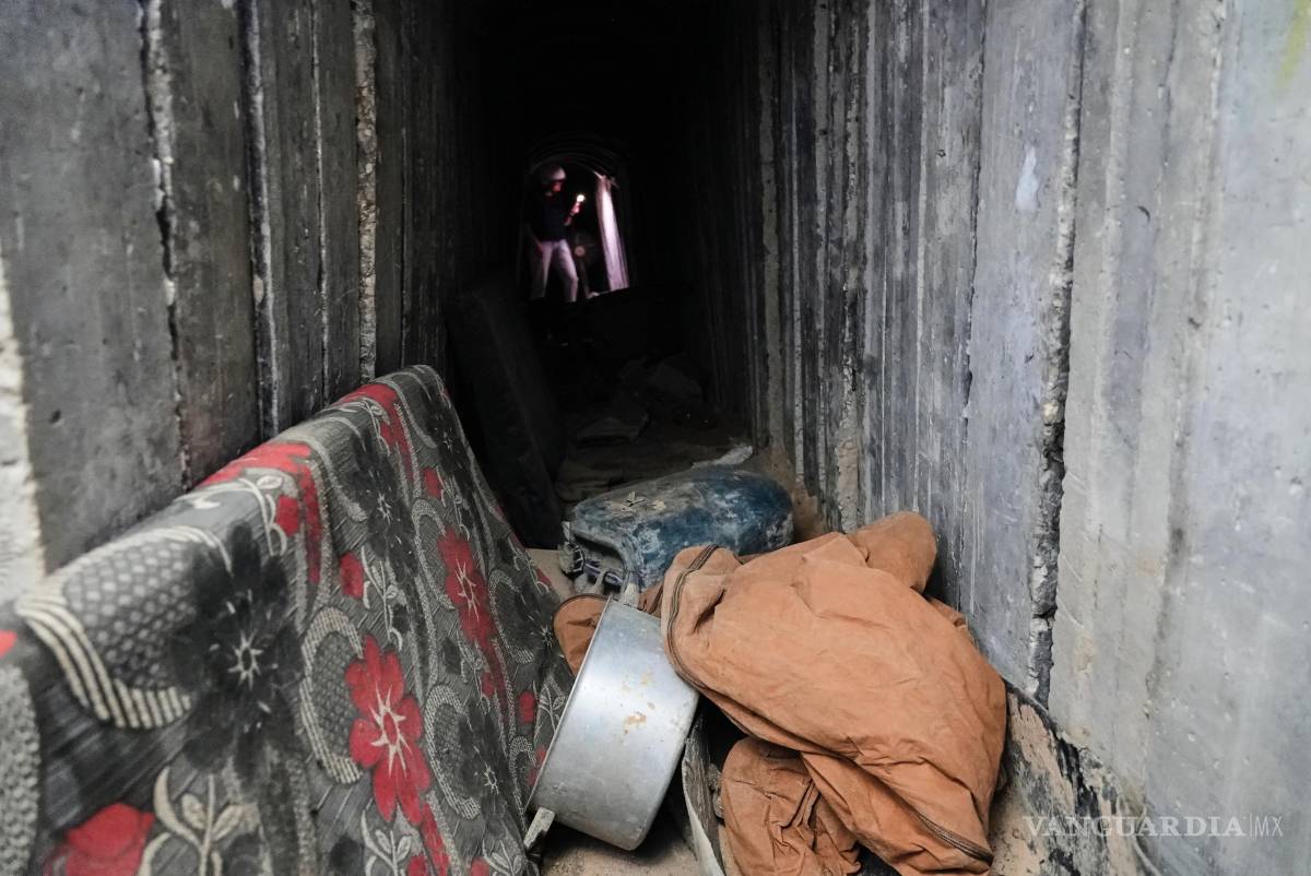 $!Colchones y una olla yacen en el suelo dentro de un túnel en Rafah, Franja de Gaza.