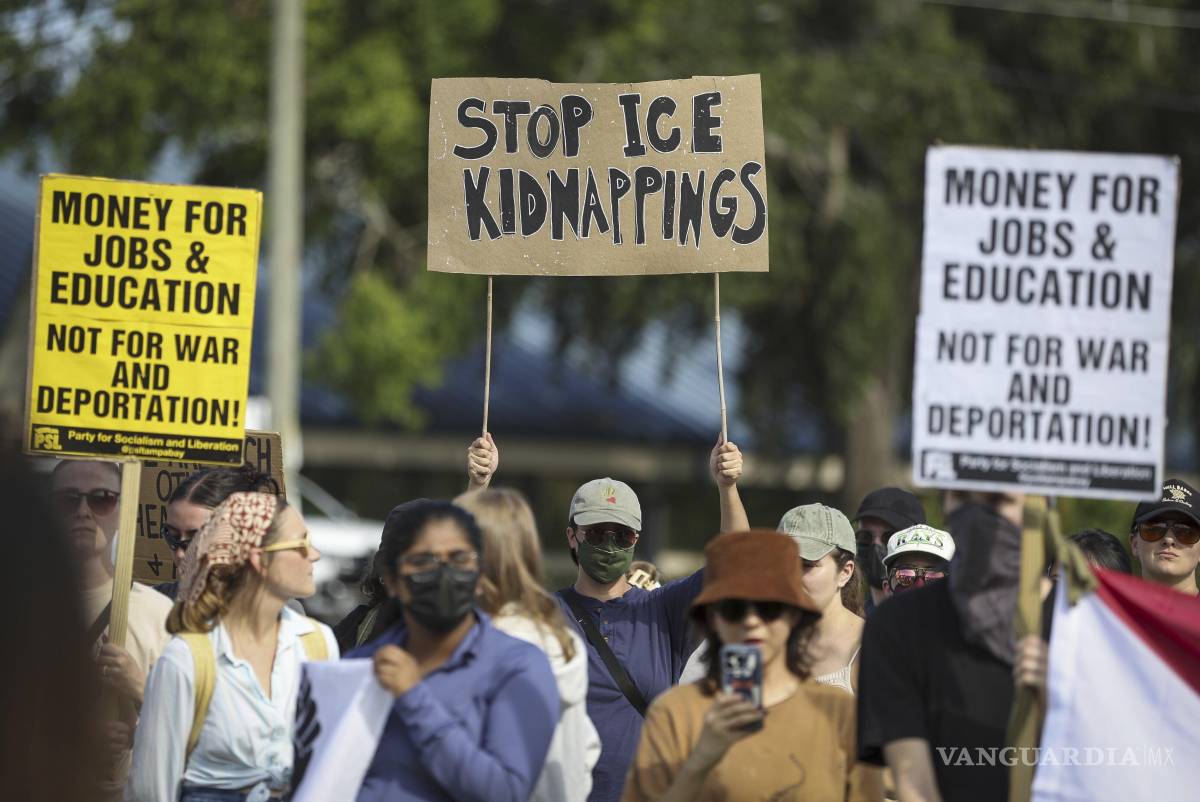 $!Personas sostienen carteles en una manifestación sobre inmigración cerca de la cárcel del condado de Pinellas en Clearwater, Florida, el sábado 14 de junio de 2025.